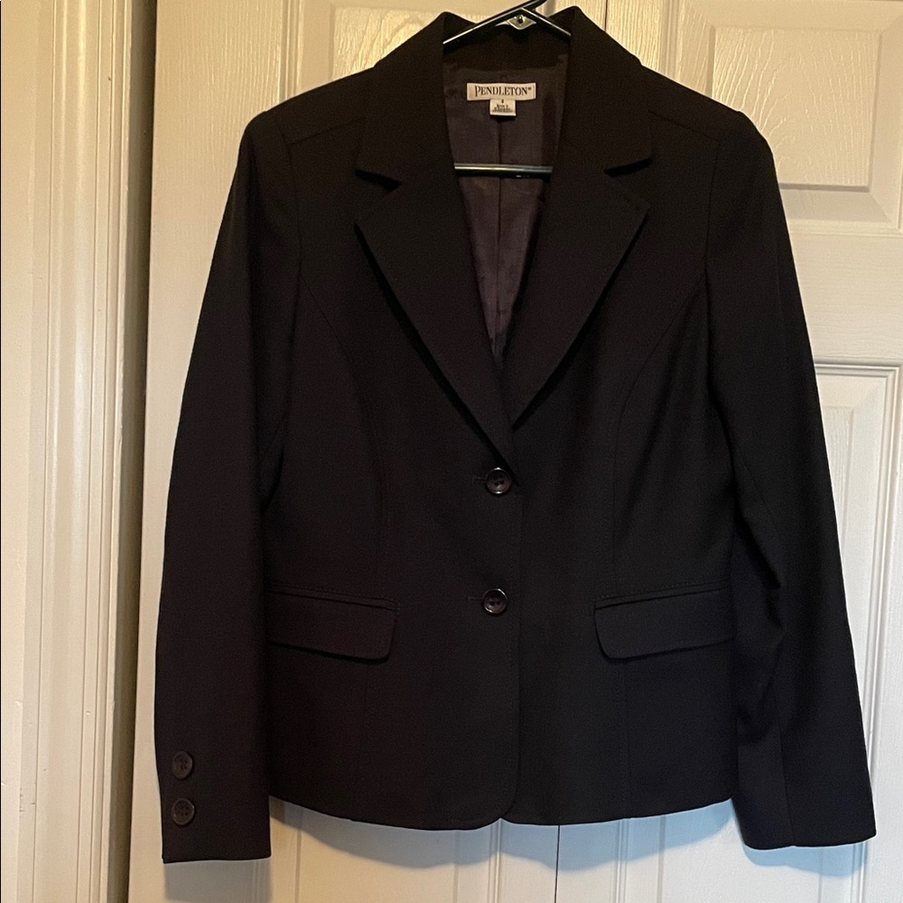 Women’s sz 8 Pendleton 100% virgin wool blazer Navy button closure. Faux pockets